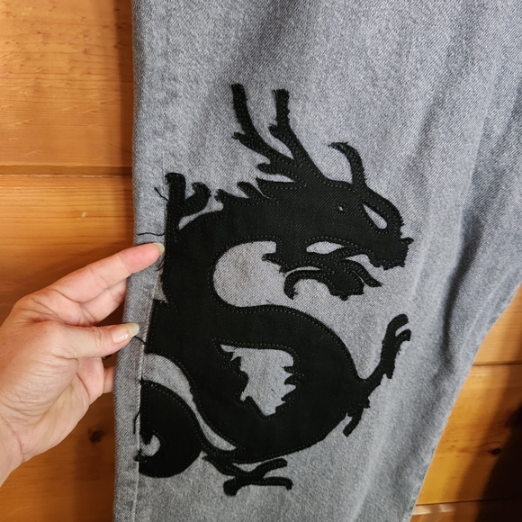Boohoo Man 💙 NWT Skinny Rigid Dragon Appliqué Gray Jean Streetwear Plus 46 X32" - Picture 3 of 12